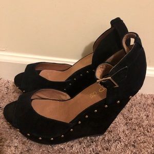 NWOB Aldo peep toe wedge sandals in size 9.